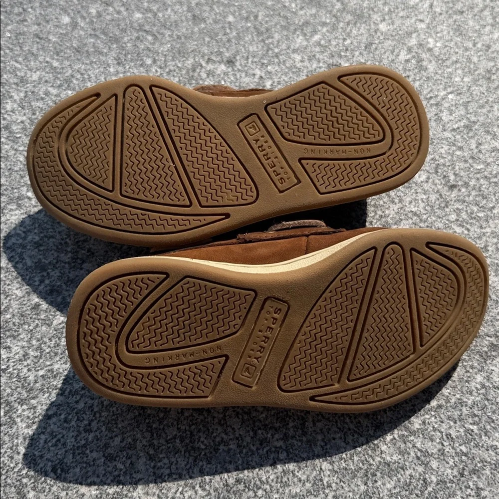 Sperry Kids brown Velcro boat shoe 9.5 new